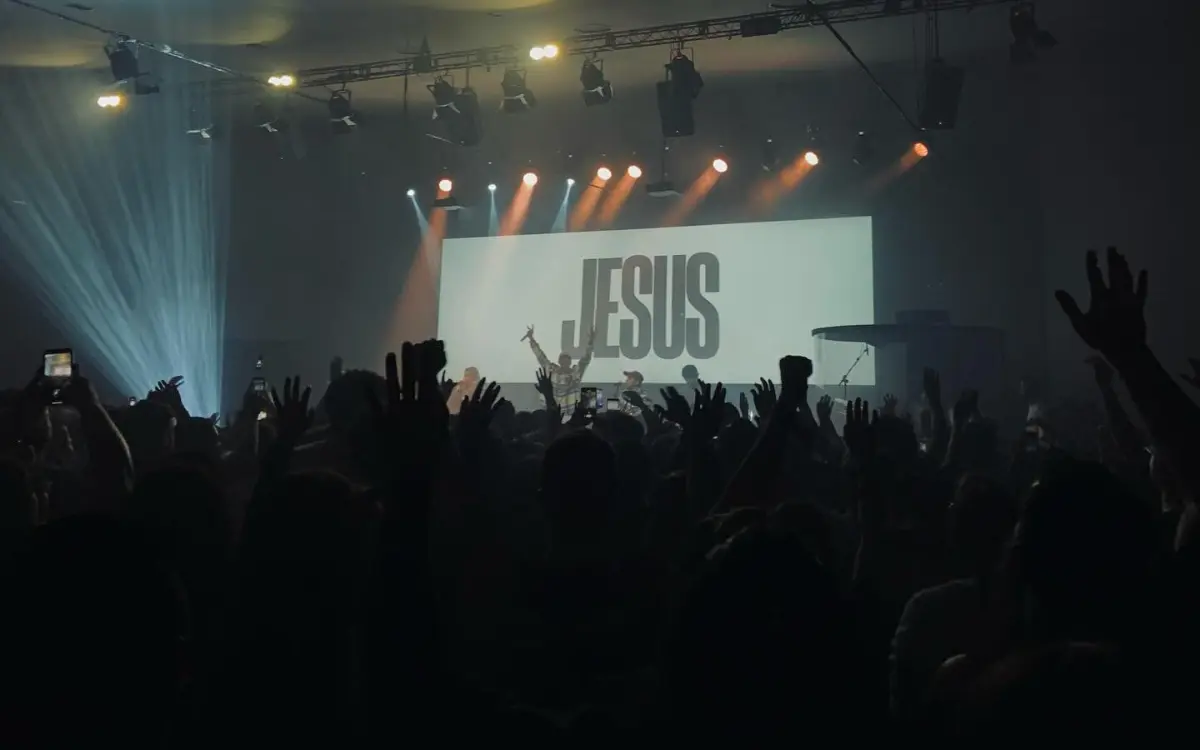 A Fornalha Tour reúne uma nova geração de artistas gospel em uma turnê nacional.