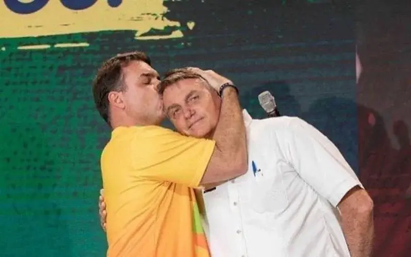 Levantamento indica melhora na avaliação do apoio de Michelle a Flávio Bolsonaro.