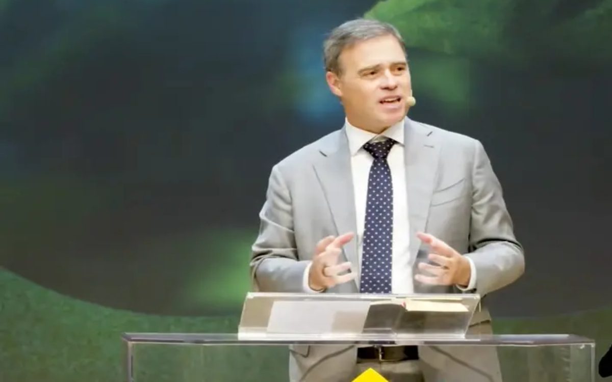 André Mendonça highlights the mission of the Church during worship.