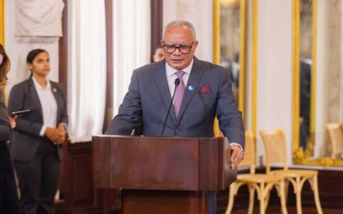 Pastor leads prayer for the Dominican Republic