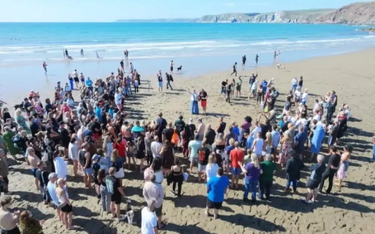 170 people are baptized on the English coast.