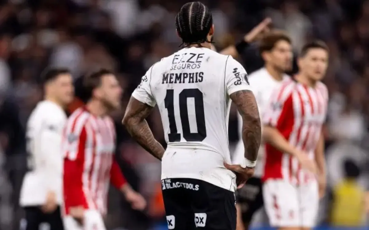 Corinthians eliminado após pênalti de Memphis