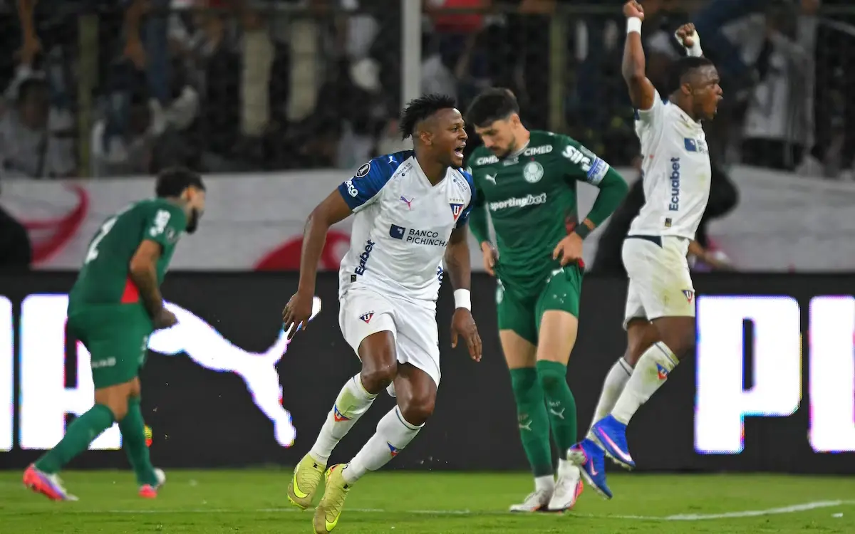 Palmeiras sofre virada, avança nos pênaltis