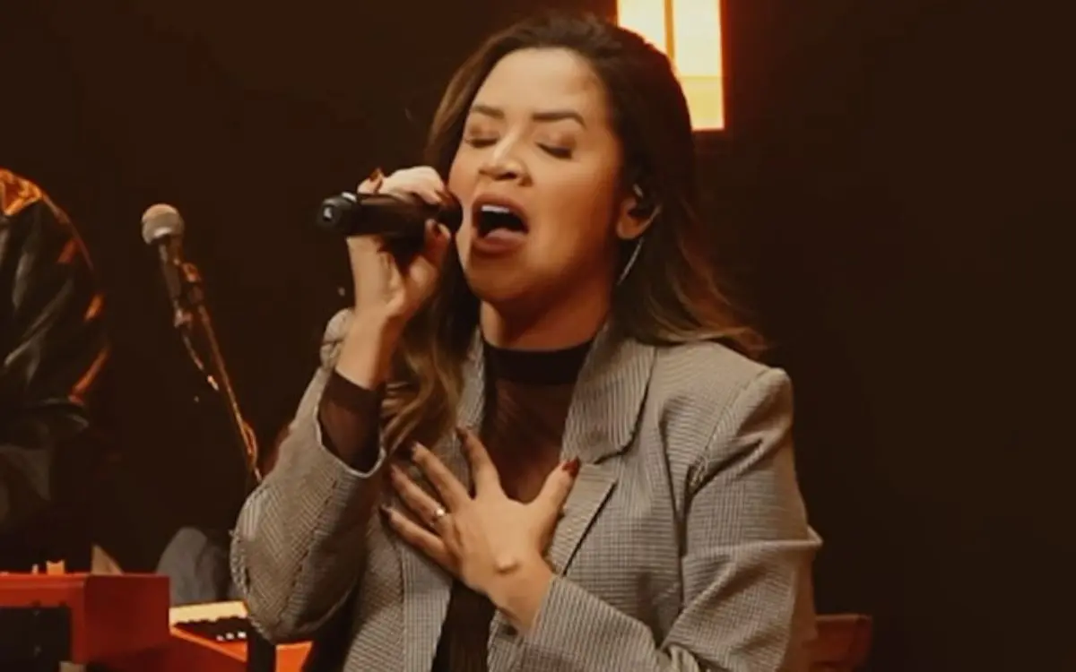 Stella Laura takes gospel music to the top of YouTube Brazil.
