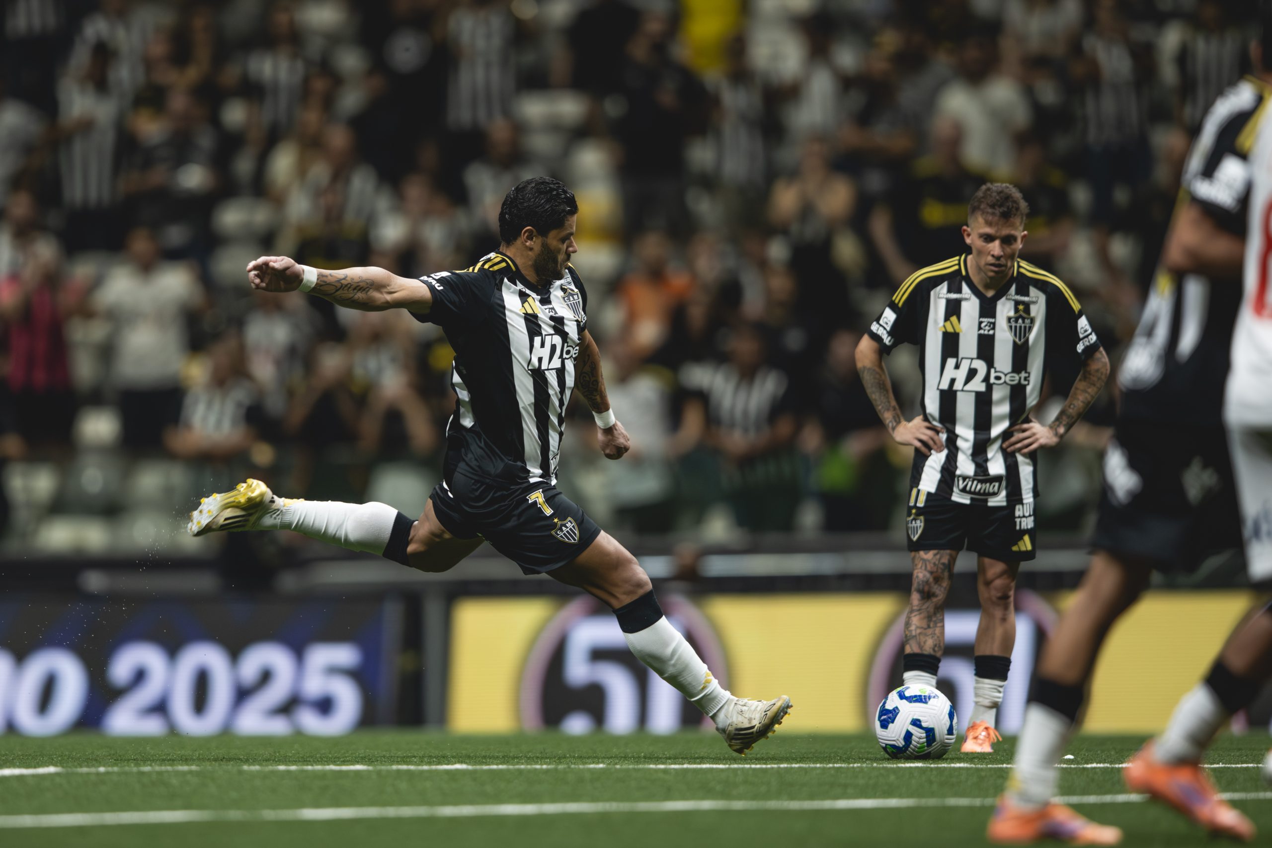 Empate dramático na Arena da Baixada: Athletico-PR e Atlético-MG deixam tudo igual