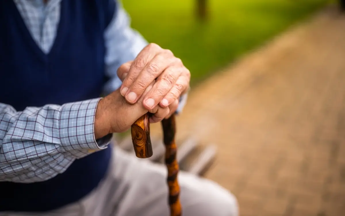 Novo medicamento promete aliviar sintomas motores do Parkinson com menos efeitos colaterais