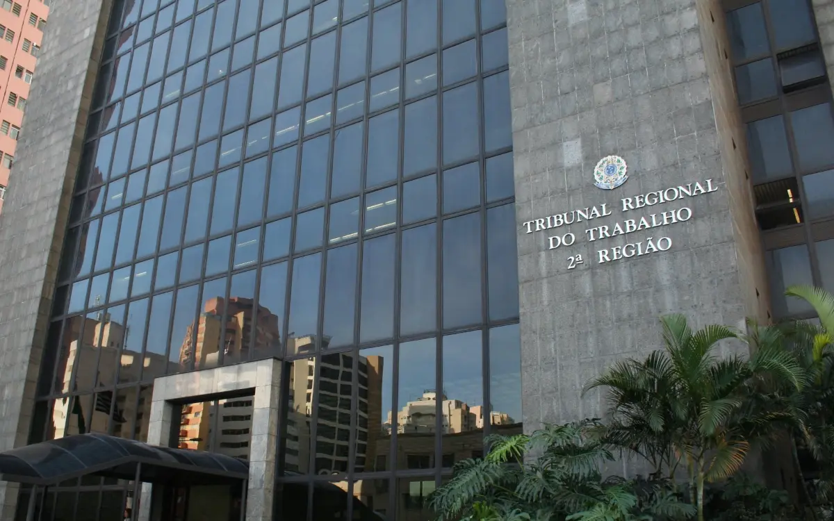 Pastor é demitido após ser flagrado em atividades religiosas durante licença médica